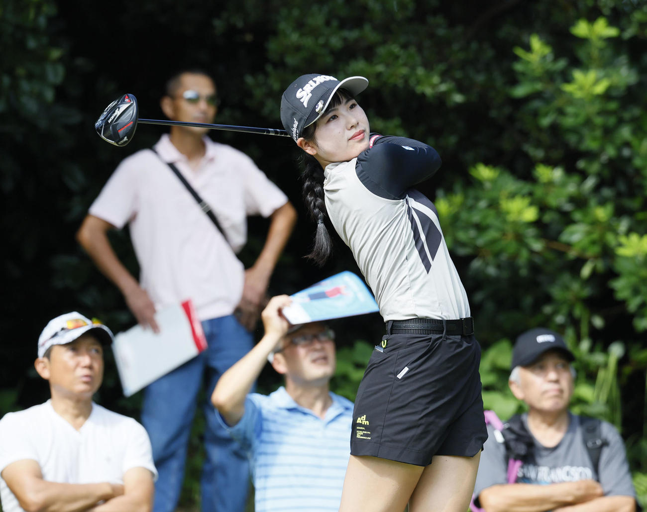 住友生命Vitalityレディス東海クラシック初日　2番、ティ－ショットを放つ尾関彩美悠（撮影・藤尾明華）