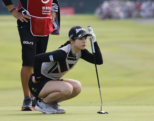 住友生命Vitalityレディス東海クラシック初日　1番、グリーンを読む尾関彩美悠（撮影・藤尾明華）