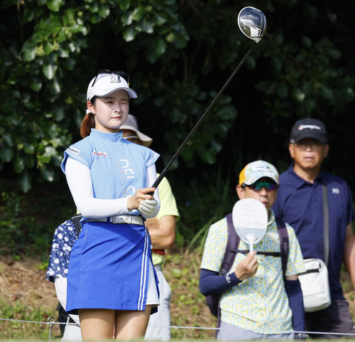 住友生命Vitalityレディス東海クラシック初日　2番、ティーショットを放つ川崎春花（撮影・藤尾明華）