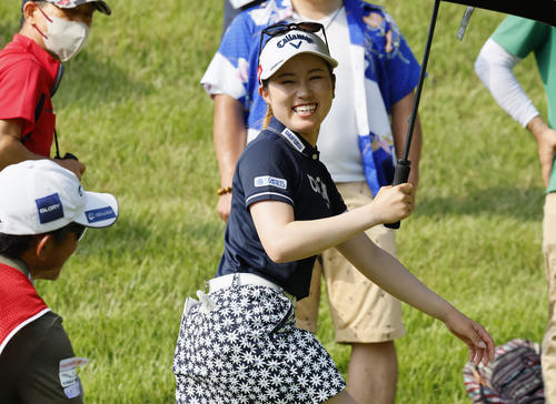 住友生命Vitalityレディス東海クラシック初日　笑顔で2番に向かう西村優菜（撮影・藤尾明華）