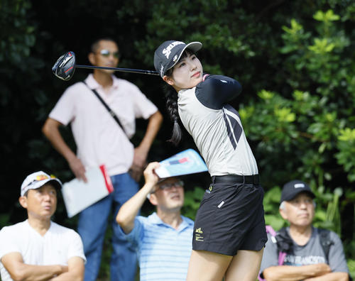 住友生命Vitalityレディス東海クラシック初日　2番、ティ－ショットを放つ尾関彩美悠（撮影・藤尾明華）