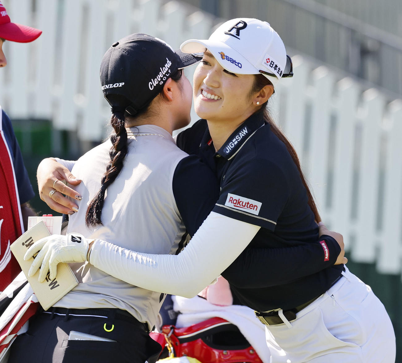 住友生命Vitalityレディス東海クラシック初日　6アンダーでホールアウトし、尾関彩美悠（左）と抱き合う稲見萌寧（撮影・藤尾明華）