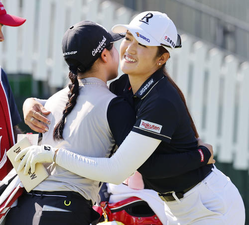 住友生命Vitalityレディス東海クラシック初日　6アンダーでホールアウトし、尾関彩美悠（左）と抱き合う稲見萌寧（撮影・藤尾明華）