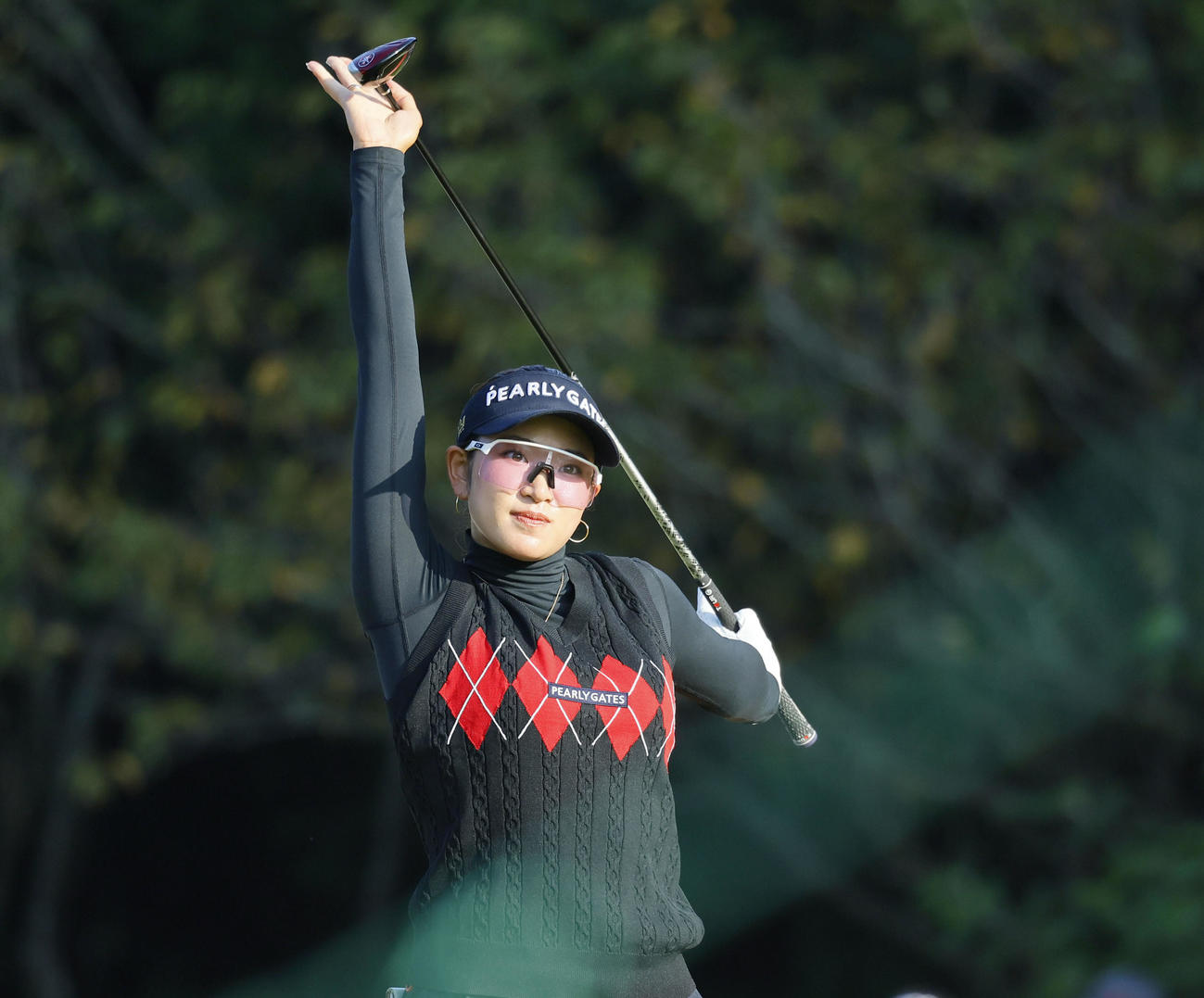 10番、スタート前にストレッチをする原英莉花（撮影・藤尾明華）