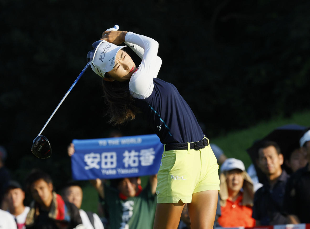 10番、ティーショットを放つ安田祐香（撮影・藤尾明華）