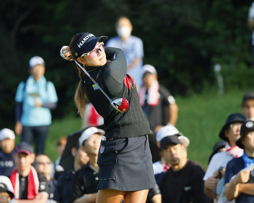 10番、ティーショットを放つ原英莉花（撮影・藤尾明華）