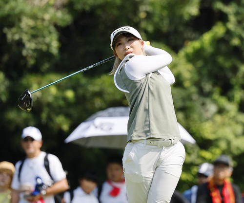 3番、ティーショットを放つ大出瑞月（撮影・藤尾明華）