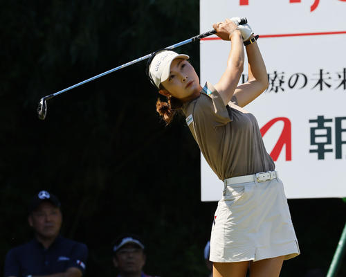 住友生命Vitalityレディス東海クラシック2日目　16番、ティーショットを放つ鶴岡果恋（撮影・藤尾明華）