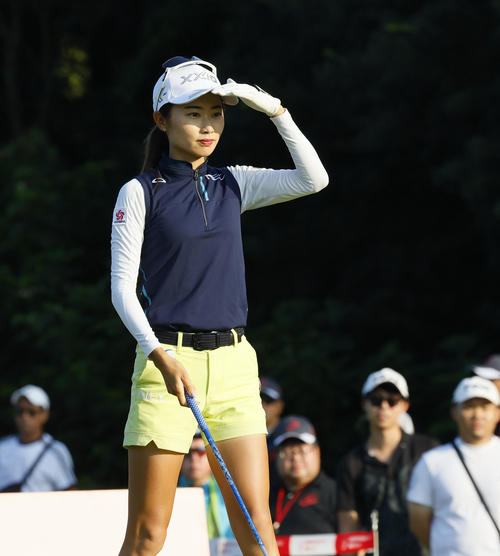 10番、ティーショット前にコースを見つめる安田祐香（撮影・藤尾明華）