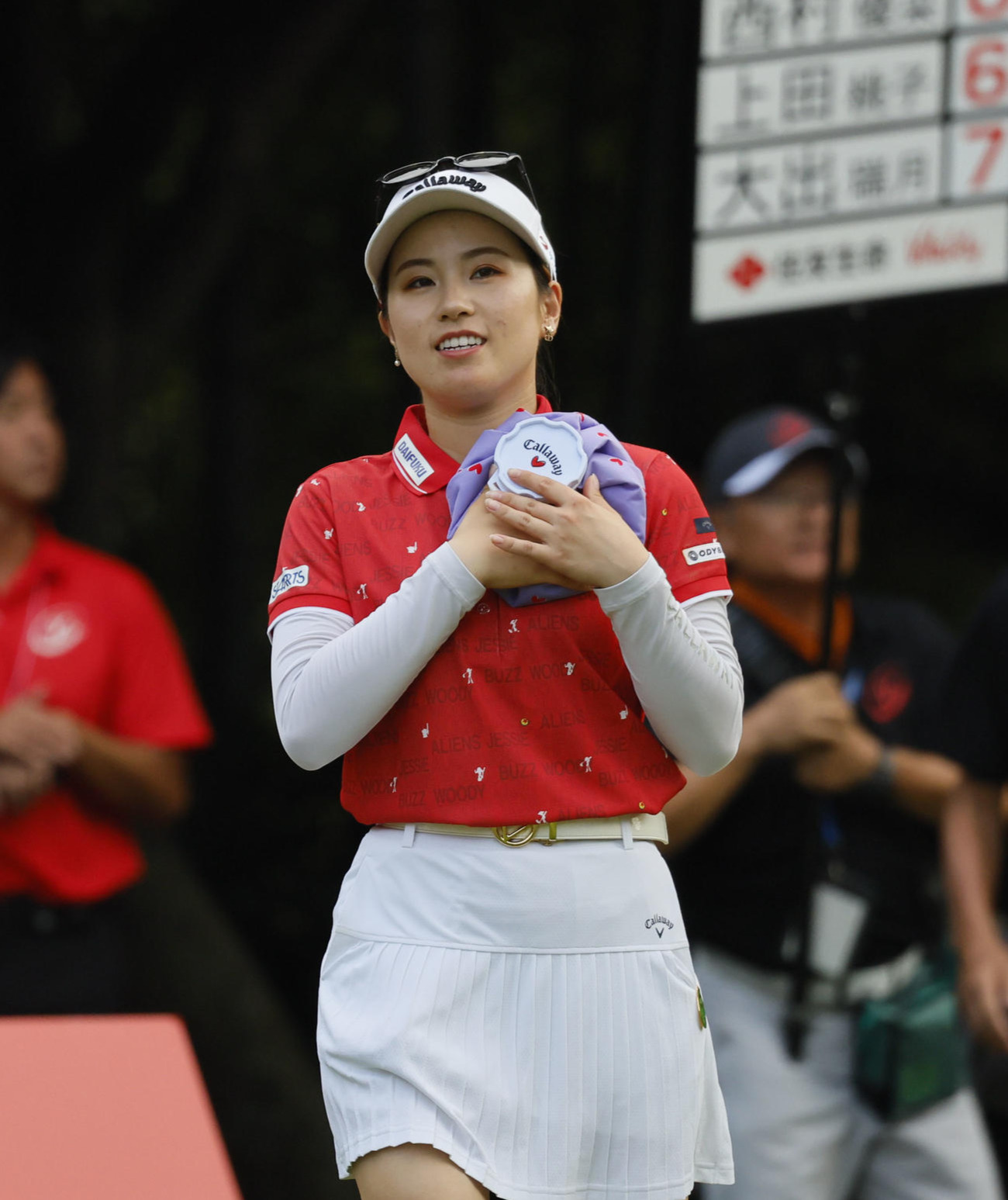 1番、氷のうで体を冷やしながらスタートする西村優菜（撮影・藤尾明華）