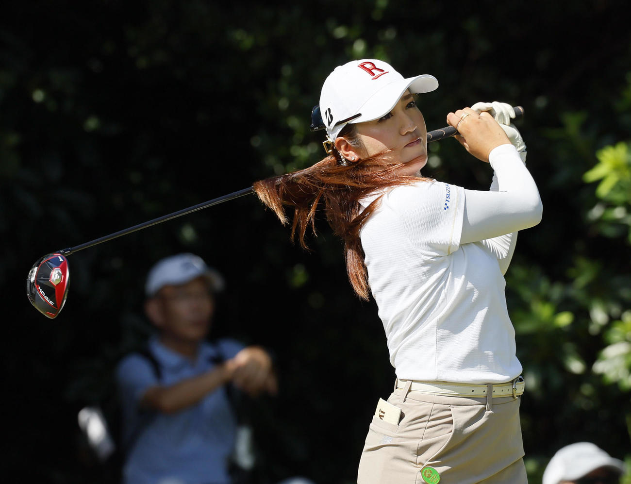 2番、ティーショット放つ稲見萌寧（撮影・藤尾明華）