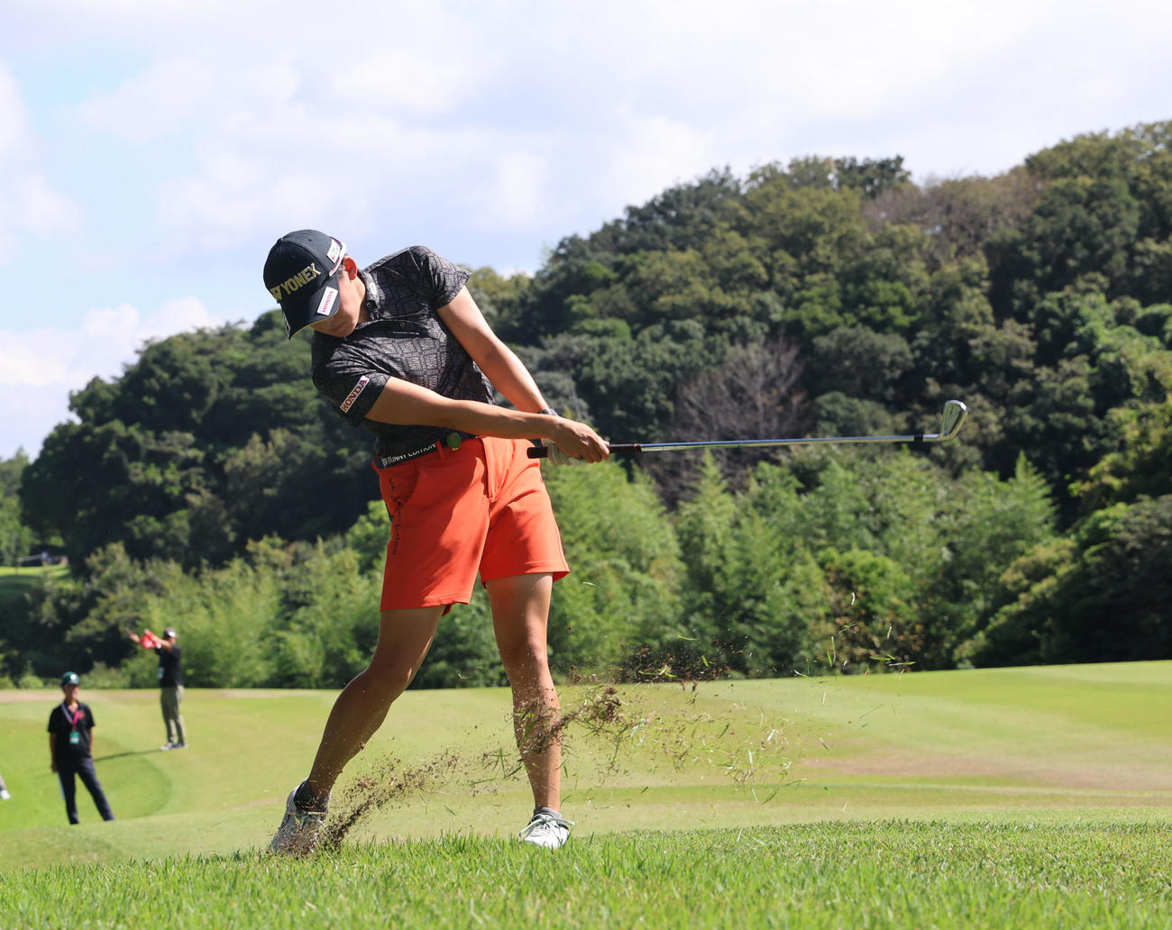 3番、セカンドショットを放つ岩井明愛（撮影・藤尾明華）