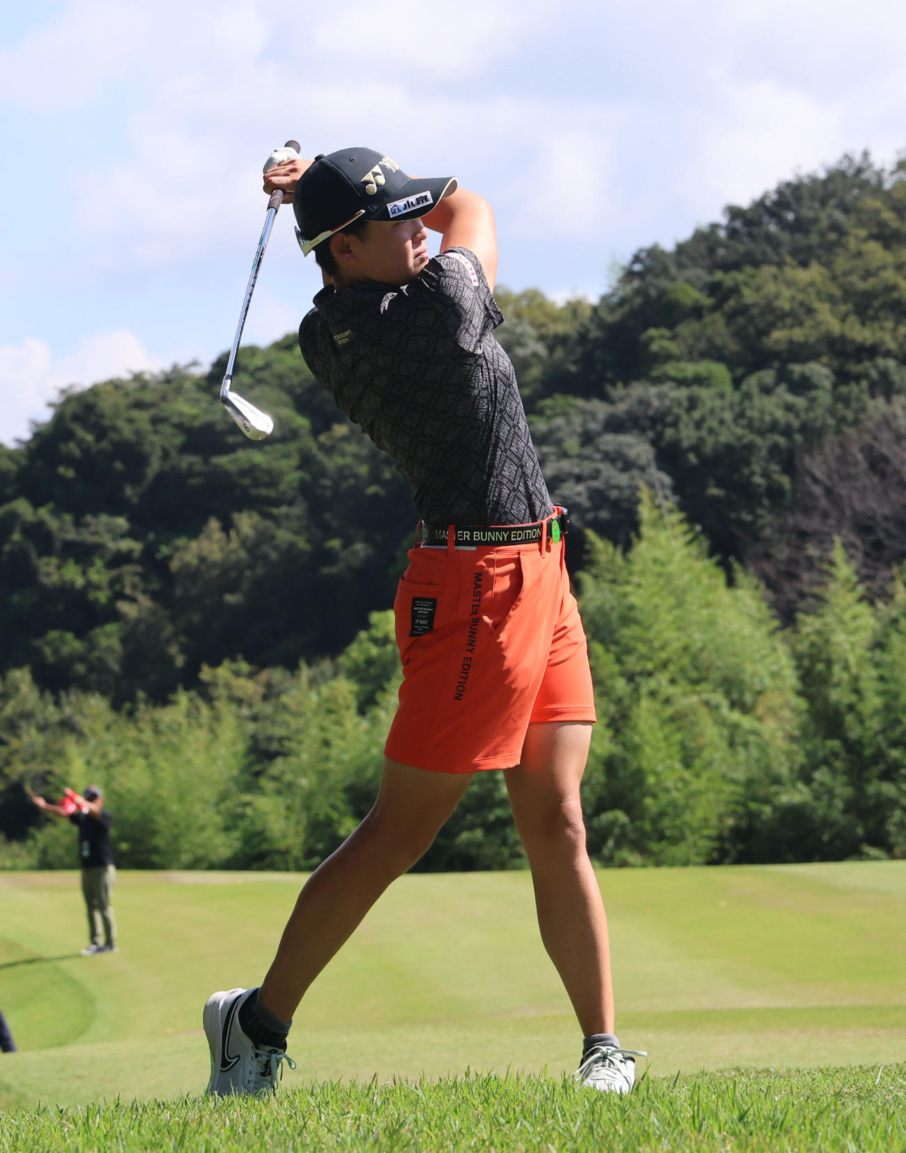 3番、セカンドショットを放つ岩井明愛（撮影・藤尾明華）