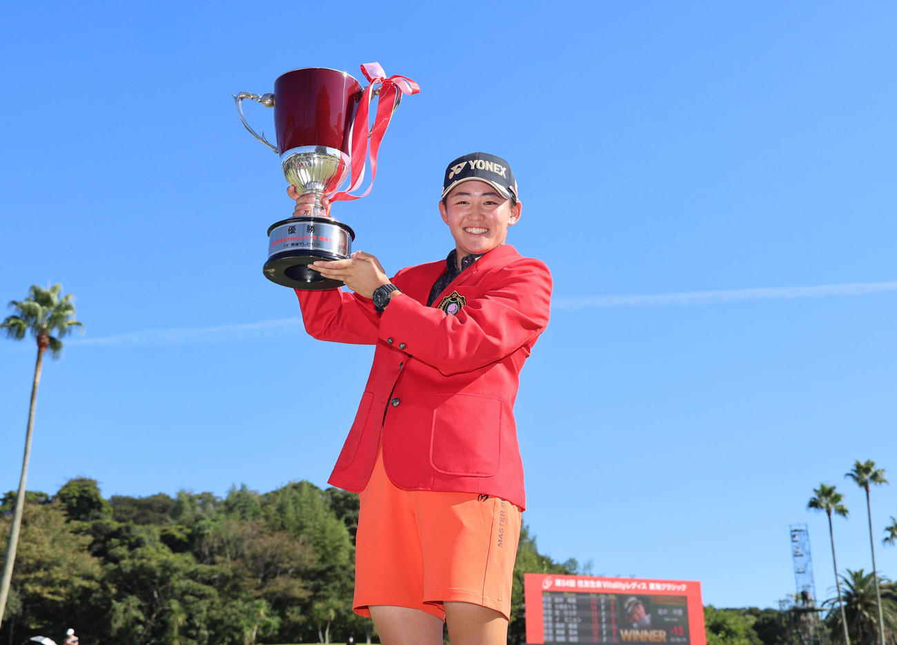 住友生命Vitalityレディス東海クラシック3日目　優勝を飾り笑顔の岩井明愛（撮影・藤尾明華）