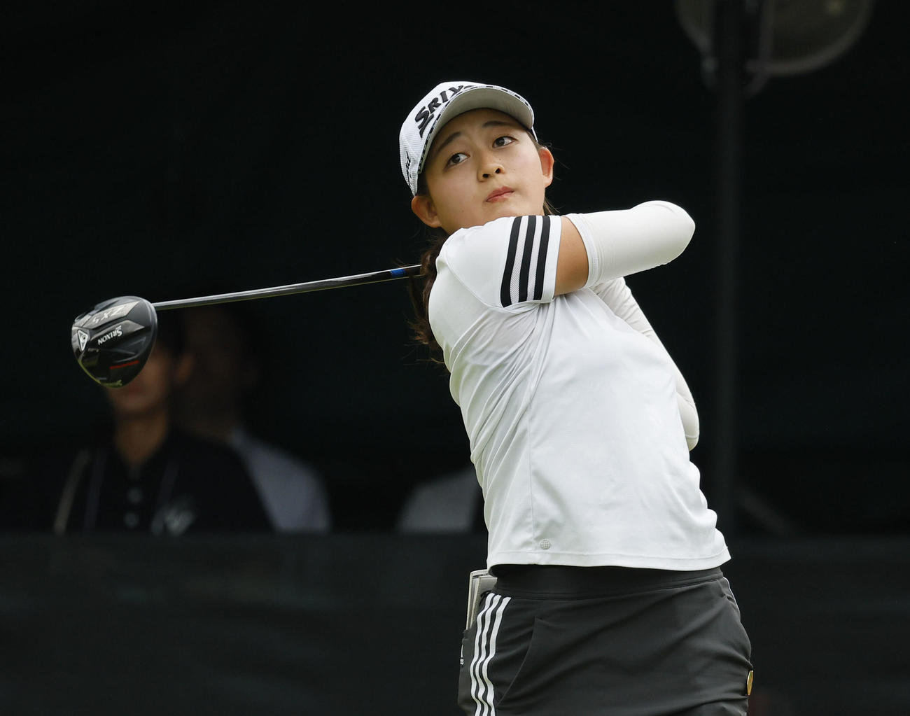 1番、ティーショットを放つ神谷桃歌（撮影・藤尾明華）