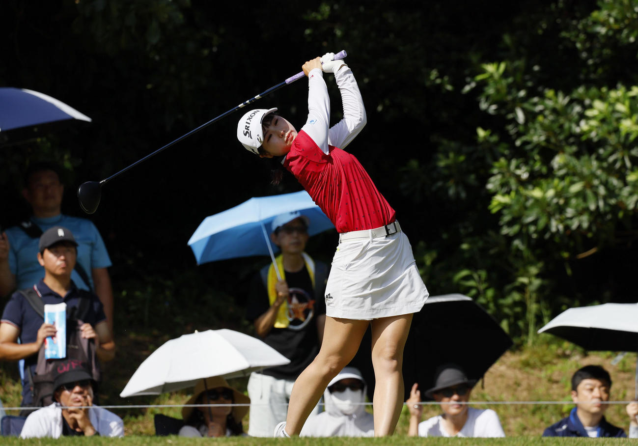 2番、ティーショットを放つ尾関彩美悠（撮影・藤尾明華）