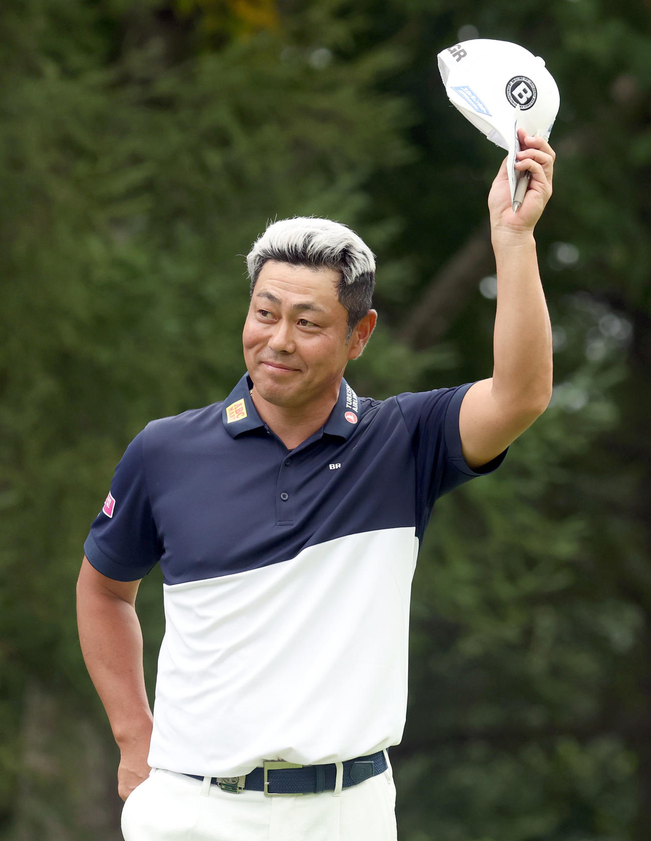 優勝を決め拍手に応える谷原（撮影・佐藤翔太）
