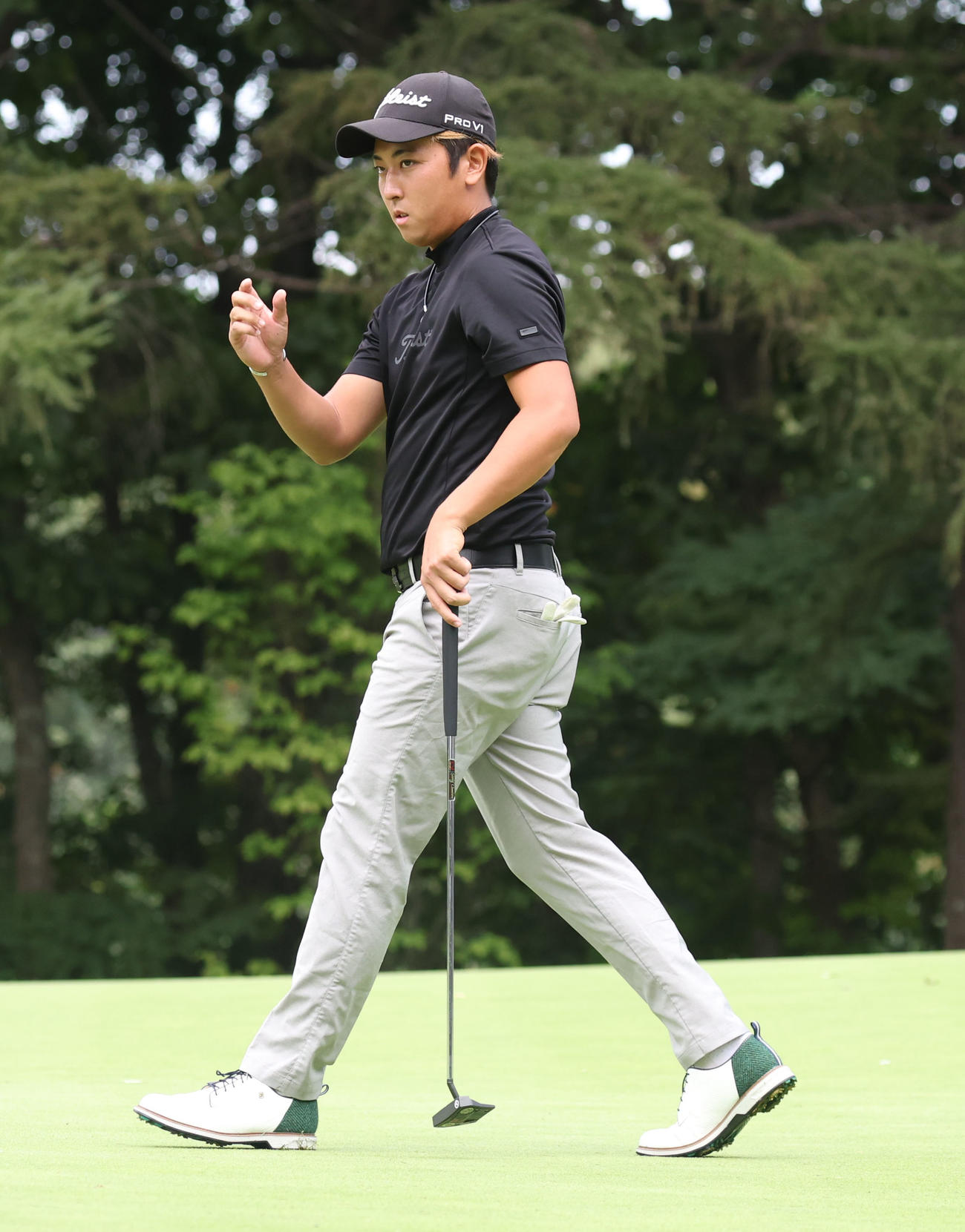 9番、バーディーパットを沈める前田（撮影・佐藤翔太）