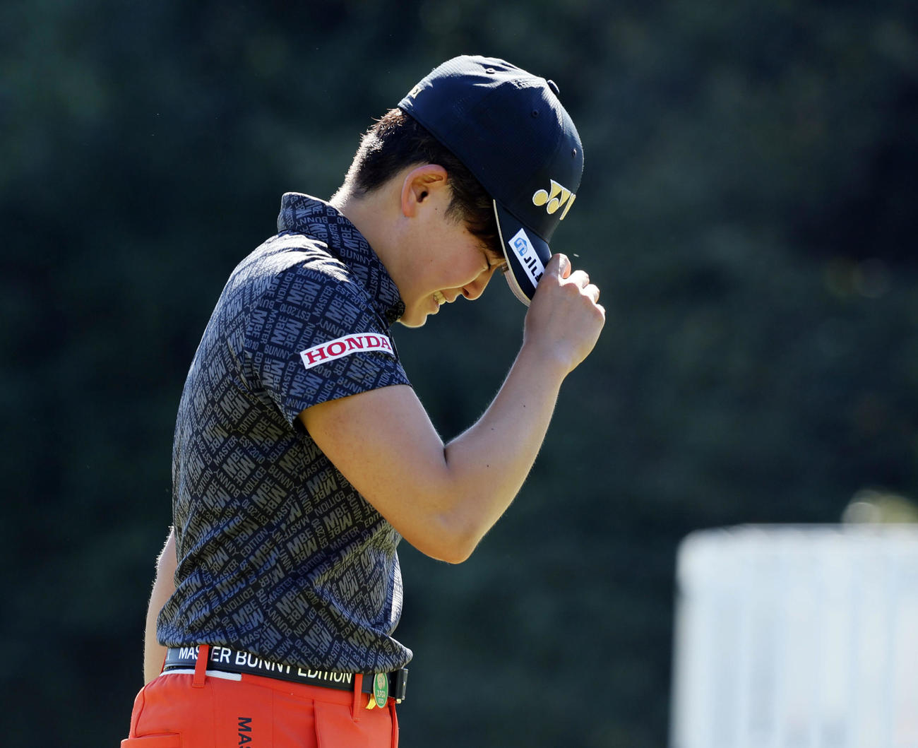 住友生命Vitalityレディス東海クラシック3日目　18番、優勝を決め涙ぐむ岩井明愛（撮影・藤尾明華）
