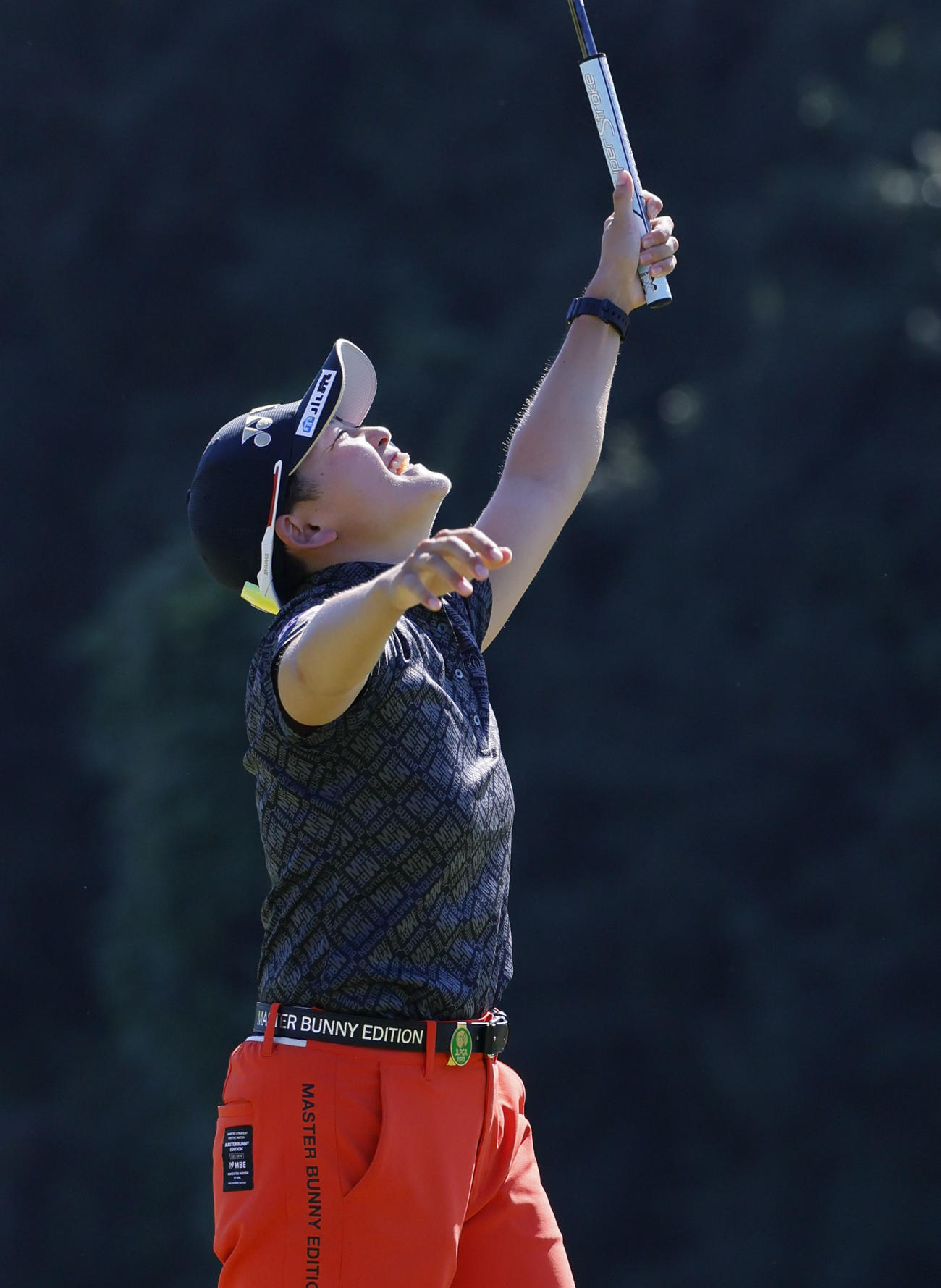 住友生命Vitalityレディス東海クラシック3日目　18番、ウイニングパットを決め喜ぶ岩井明愛（撮影・藤尾明華）