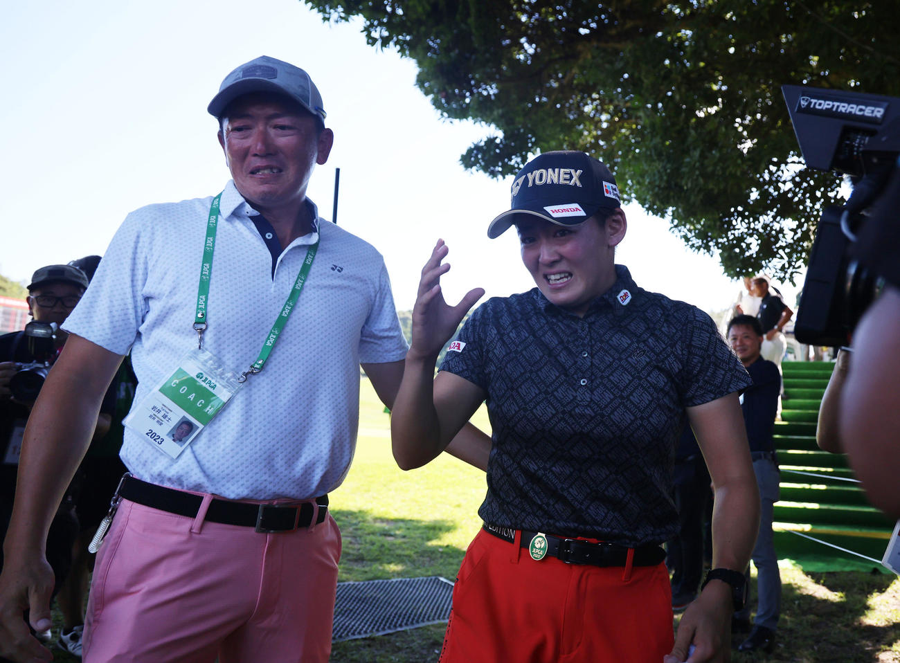 住友生命Vitalityレディス東海クラシック3日目　優勝を飾り、父・雄士さん（左）と涙を流す岩井明愛（撮影・藤尾明華）