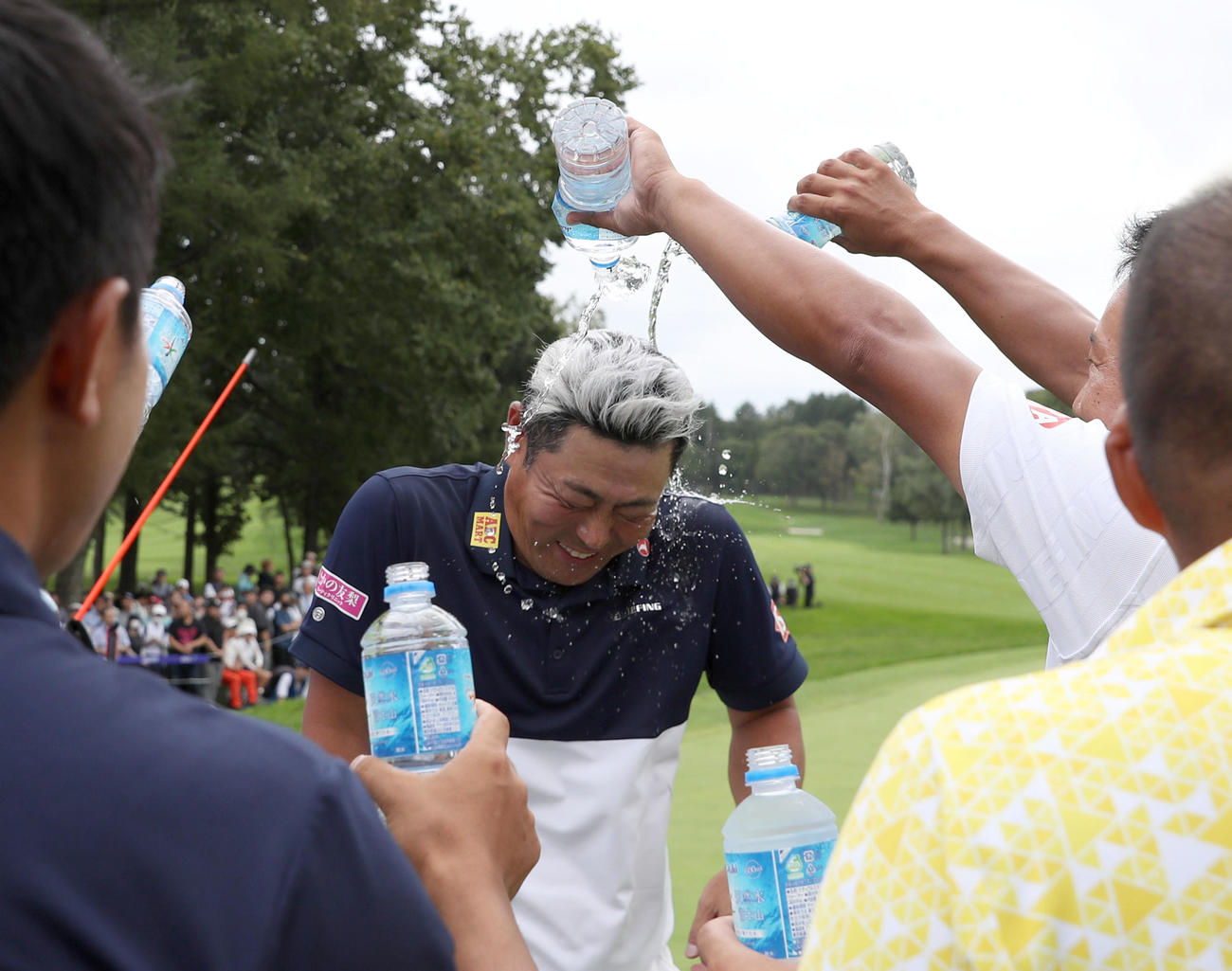 優勝し祝福のウオーターシャワーを浴びる谷原（撮影・佐藤翔太）