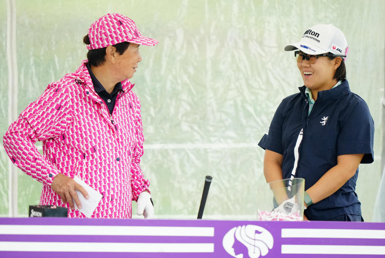 プロアマ戦前、樋口久子顧問（左）にあいさつする畑岡奈紗（撮影・江口和貴）