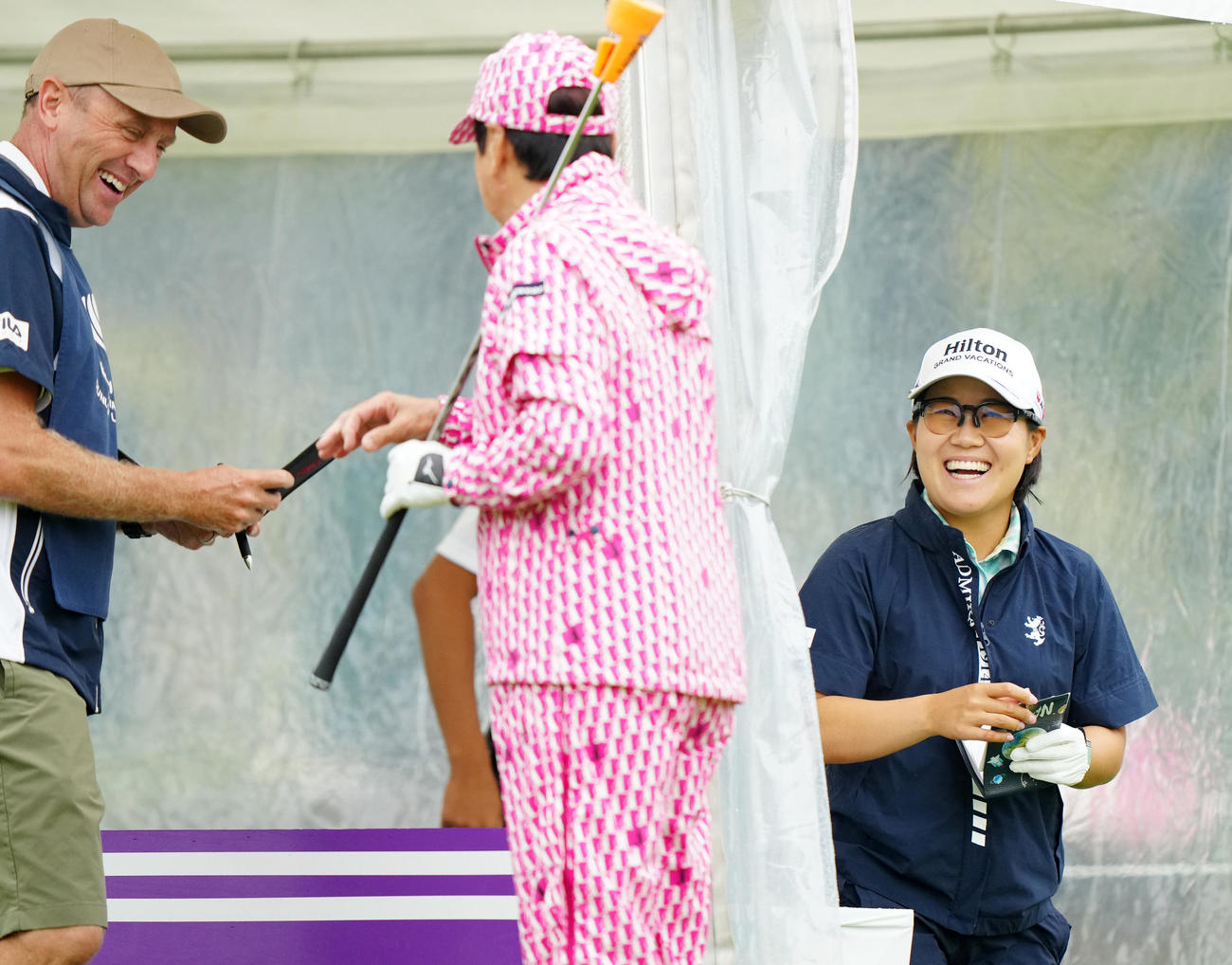 プロアマ戦前、笑顔を見せる畑岡奈紗（右）（撮影・江口和貴）