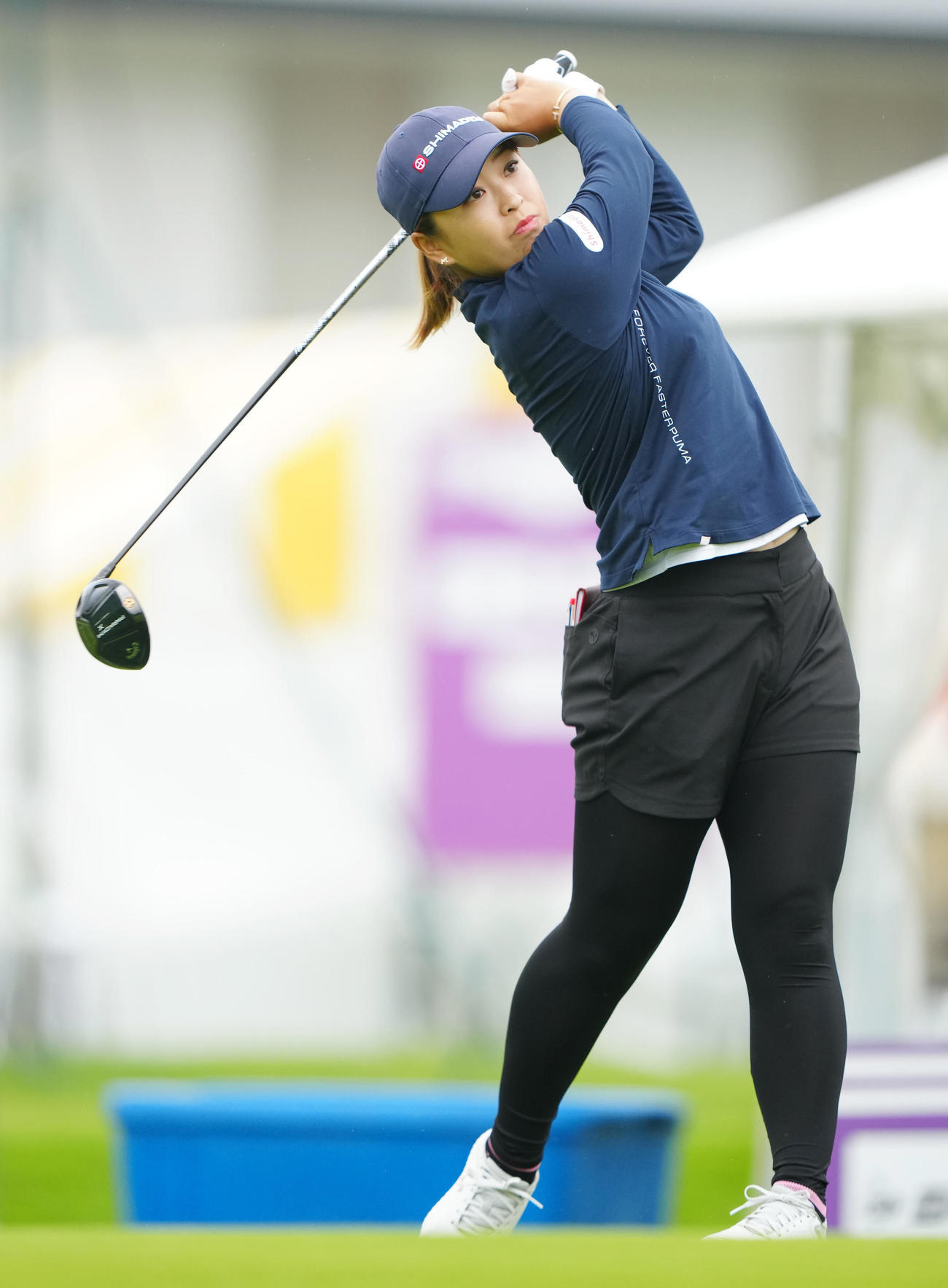 プロアマ戦でティーショットを放つ西郷真央（撮影・江口和貴）