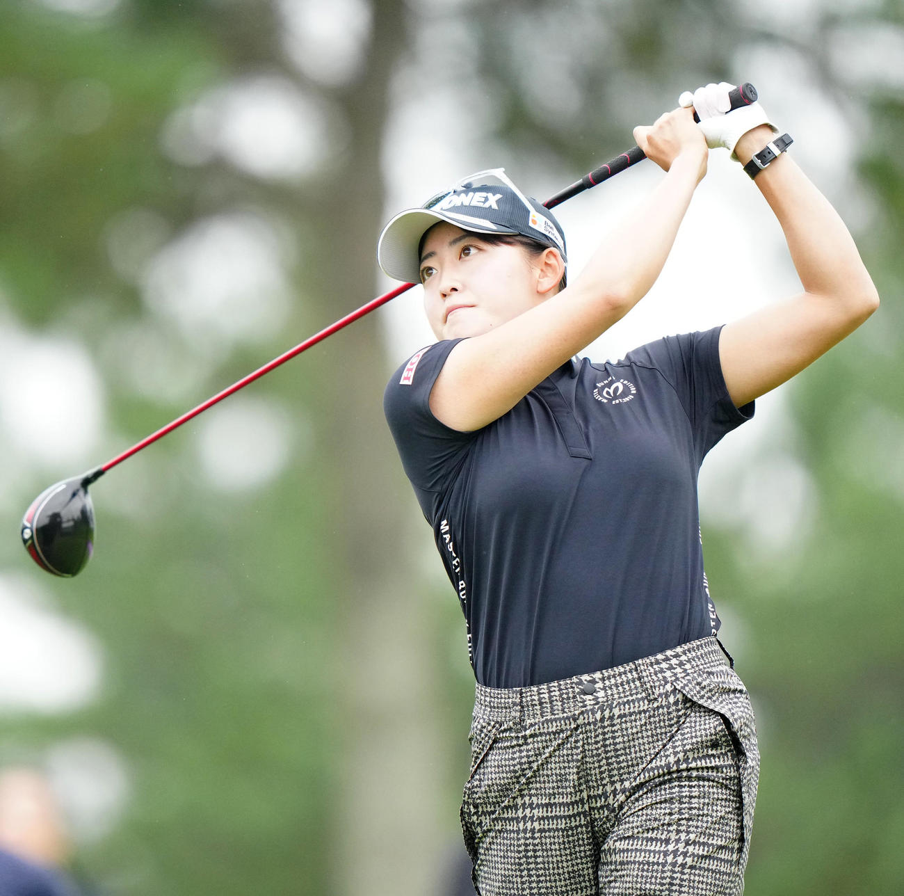 プロアマ戦でティーショットを放つ岩井千怜（撮影・江口和貴）