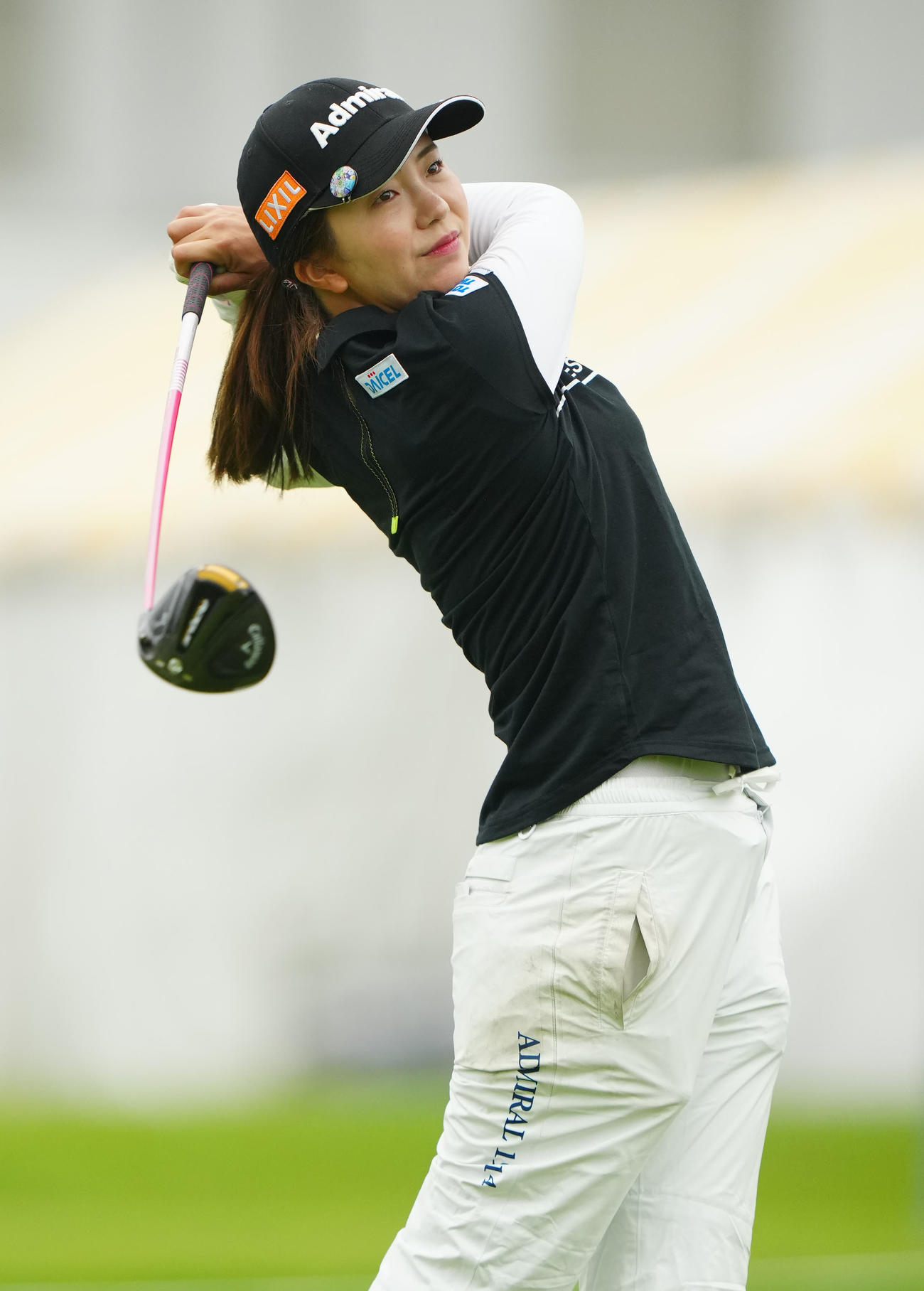 プロアマ戦でティーショットを放つ堀琴音（撮影・江口和貴）