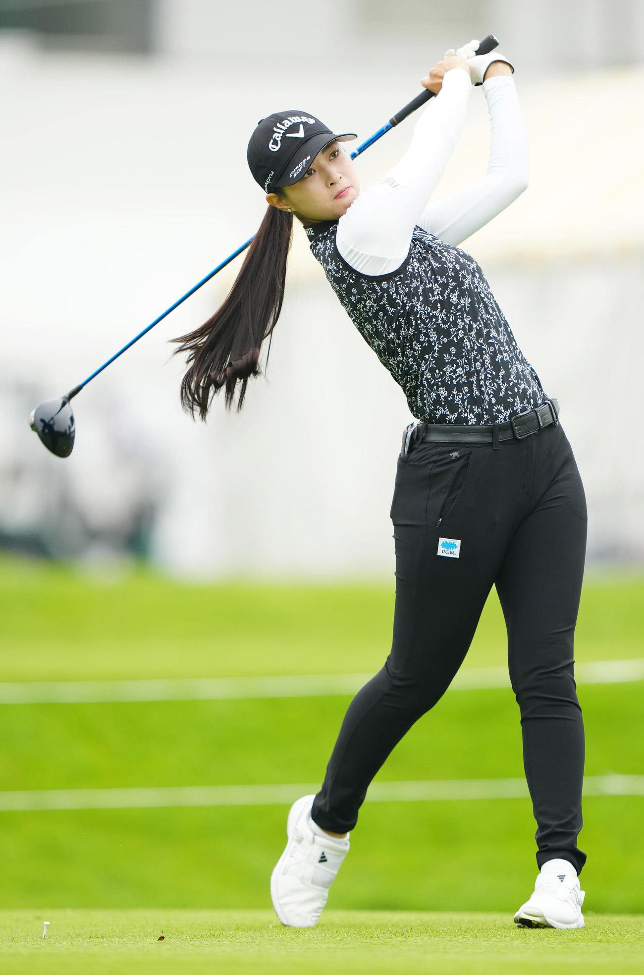 プロアマ戦でティーショットを放つ柏原明日架（撮影・江口和貴）