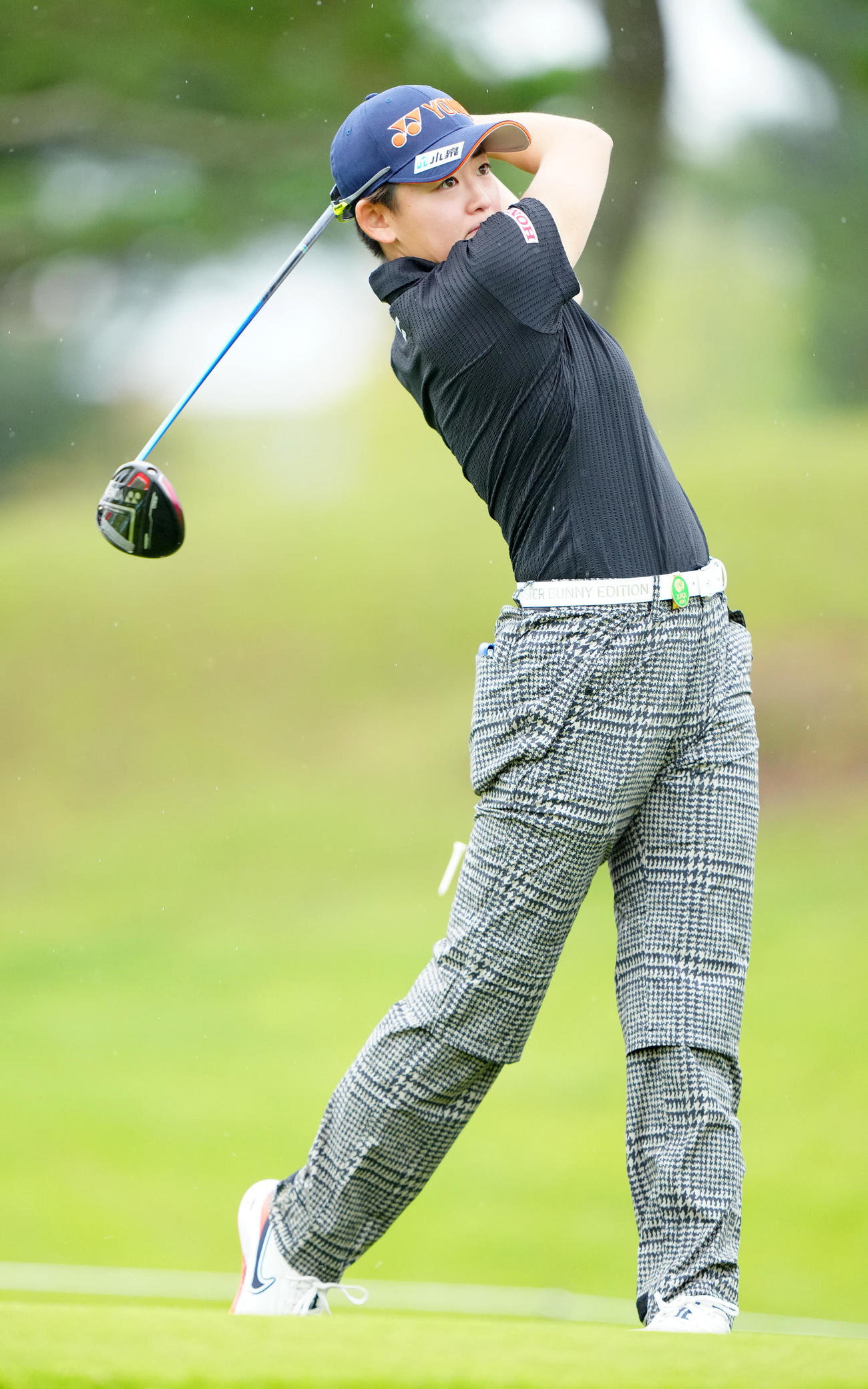 プロアマ戦でティーショットを放つ岩井明愛（撮影・江口和貴）