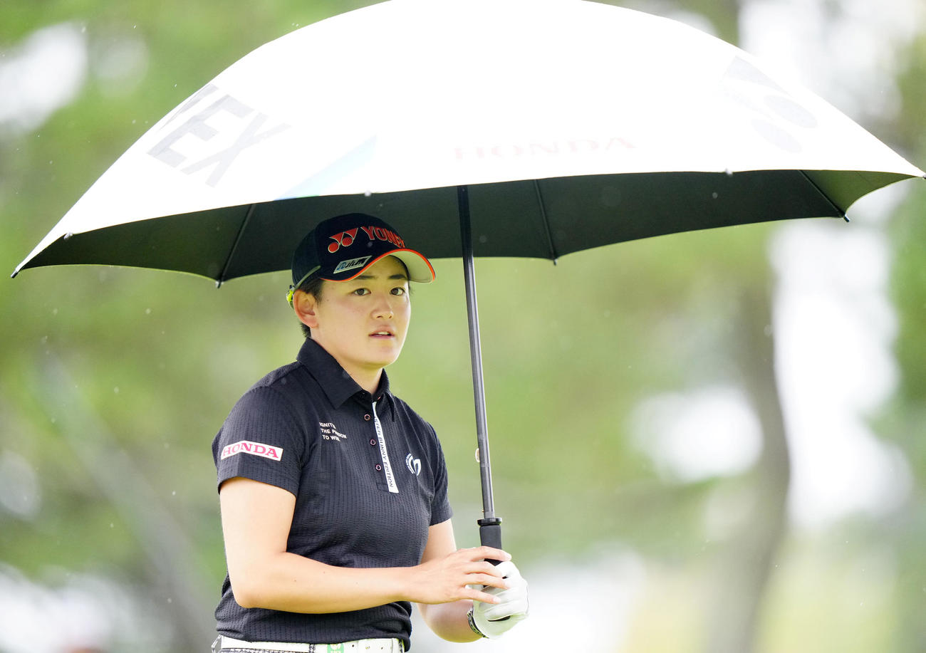 プロアマ戦で傘を差す岩井明愛（撮影・江口和貴）