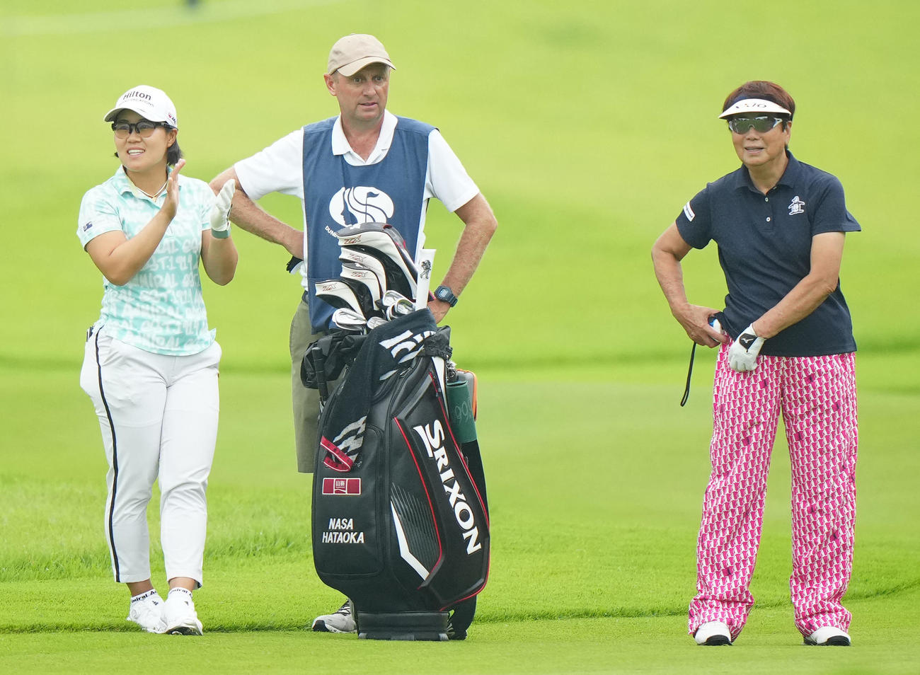 プロアマ戦で樋口久子顧問（右）とラウンドする畑岡奈紗（撮影・江口和貴）