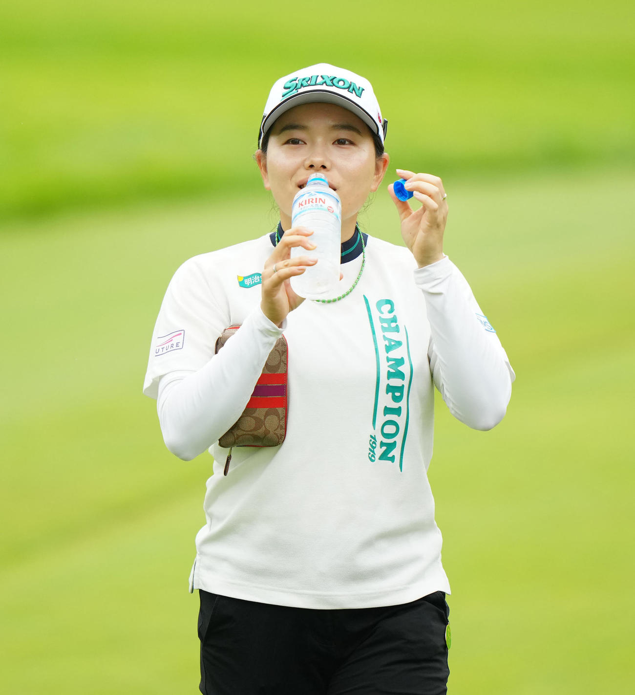プロアマ戦を終え、水を飲む勝（撮影・江口和貴）