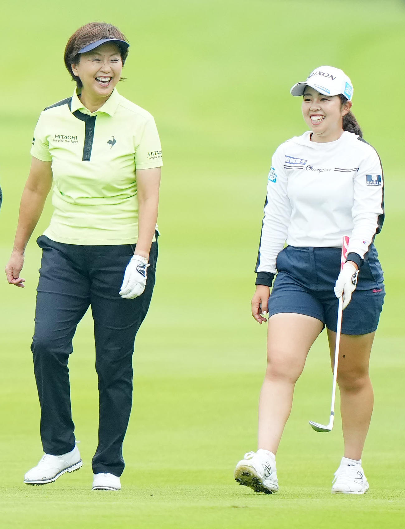 プロアマ戦で小林浩美会長（左）と談笑する山下美夢有（撮影・江口和貴）