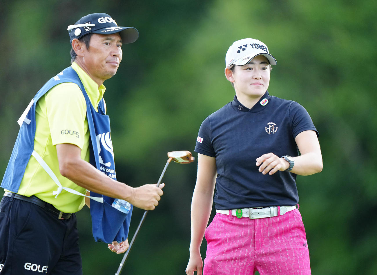 18番、7アンダーでホールアウトした岩井明（右）（撮影・江口和貴）