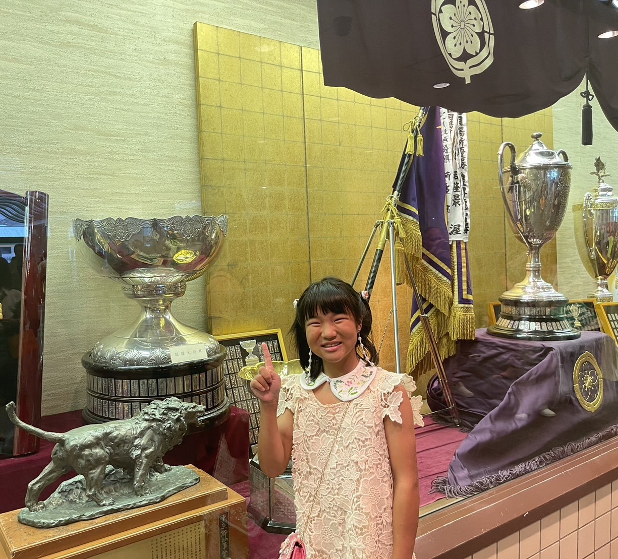 元横綱白鵬の宮城野親方と初めて対面後、国技館で大相撲を観戦した、女子ゴルフで昨年史上初めてジュニアメジャー4冠を達成した須藤弥勒＝本人提供写真