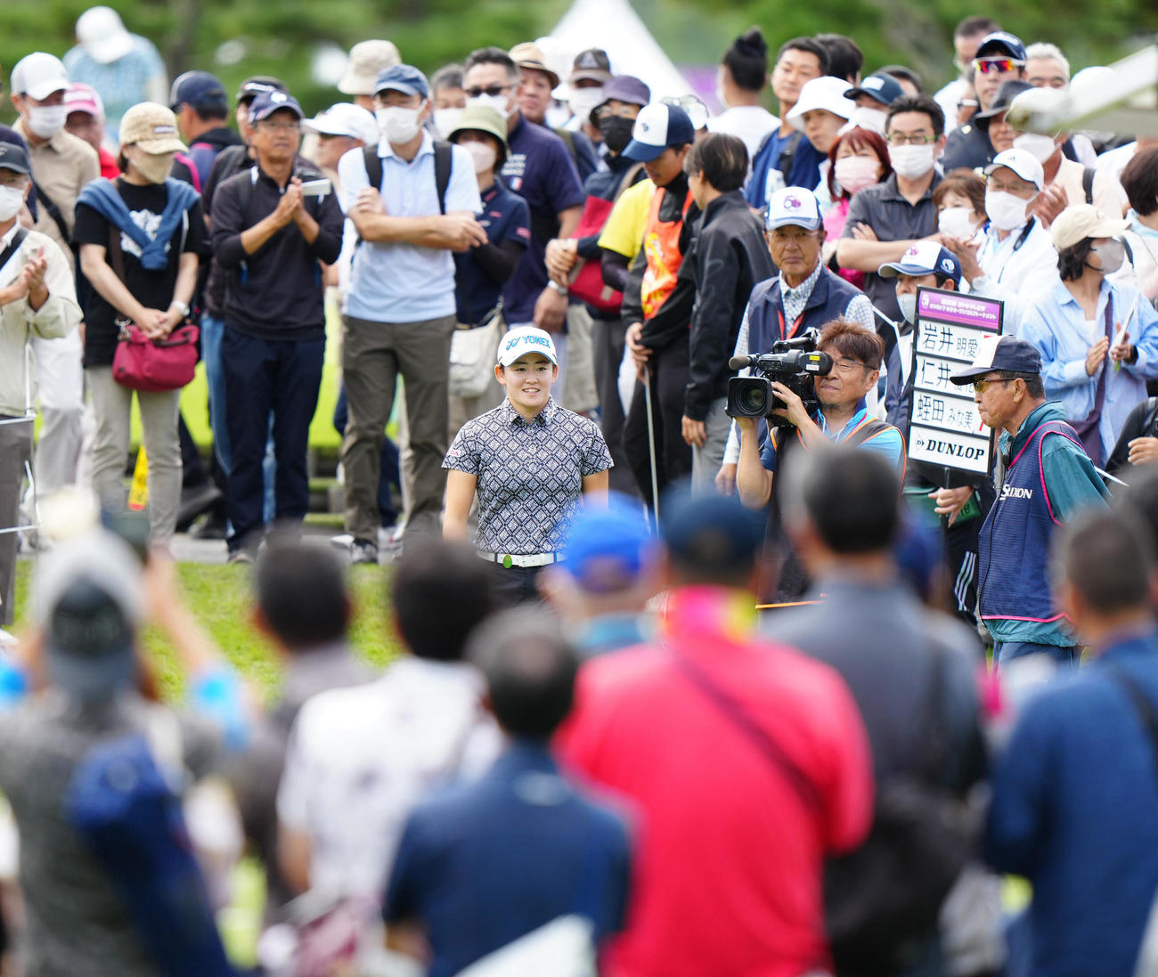 大勢のギャラリーの拍手を受けながら、1番に向かう岩井明（中央）（撮影・江口和貴）