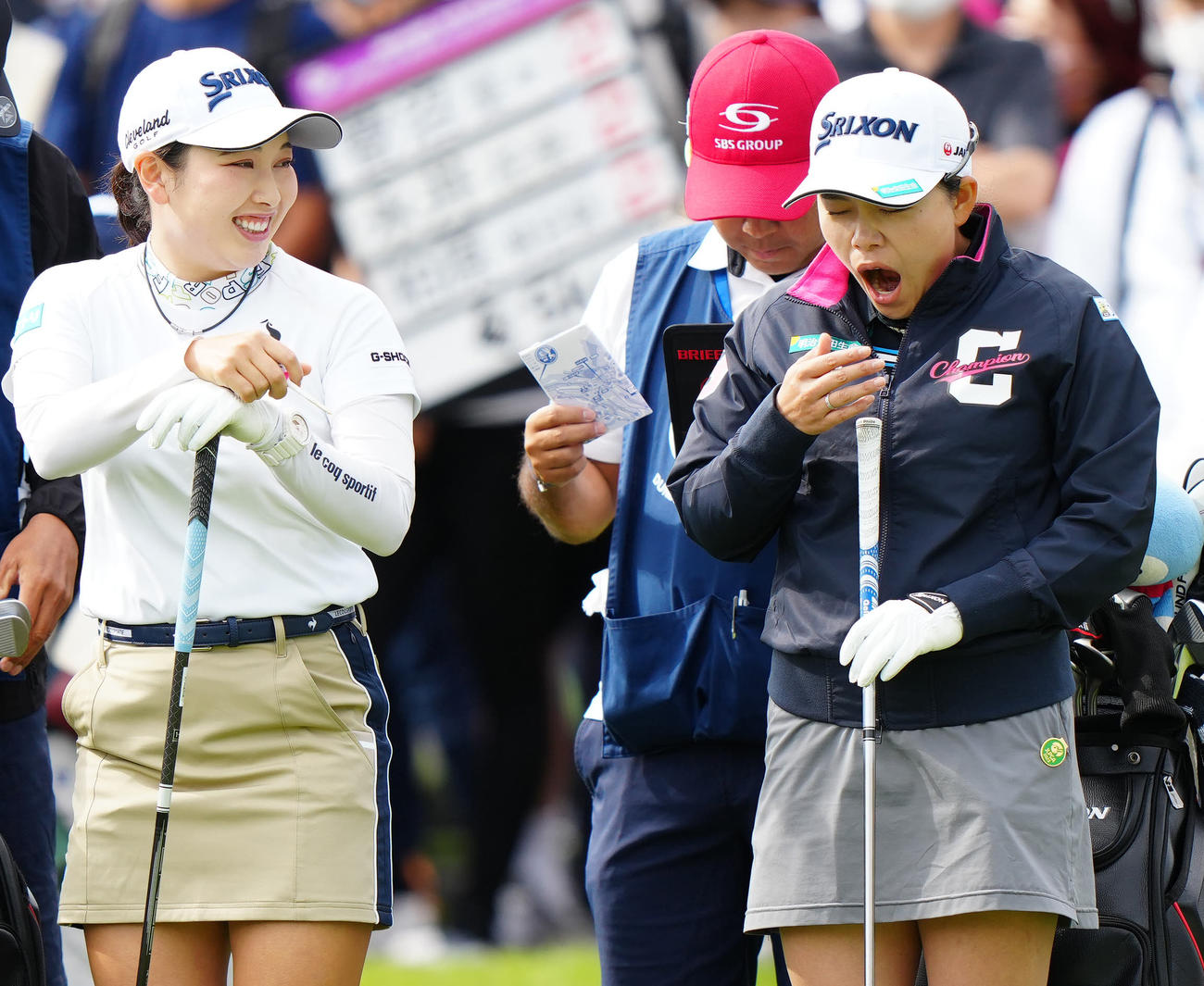 1番スタート前、あくびする勝（右）。左は小祝（撮影・江口和貴）