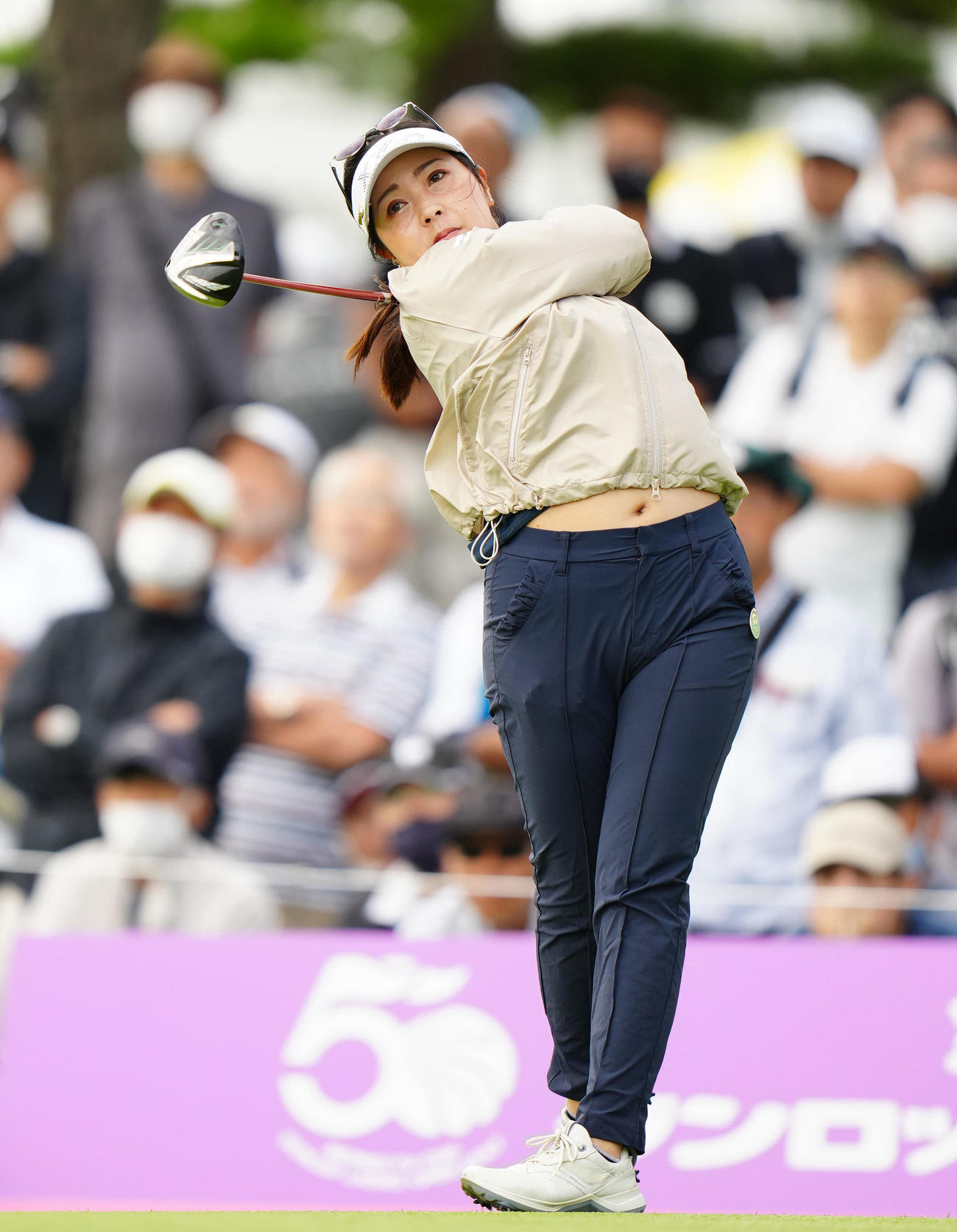 1番、ティーショットを放つ青木（撮影・江口和貴）