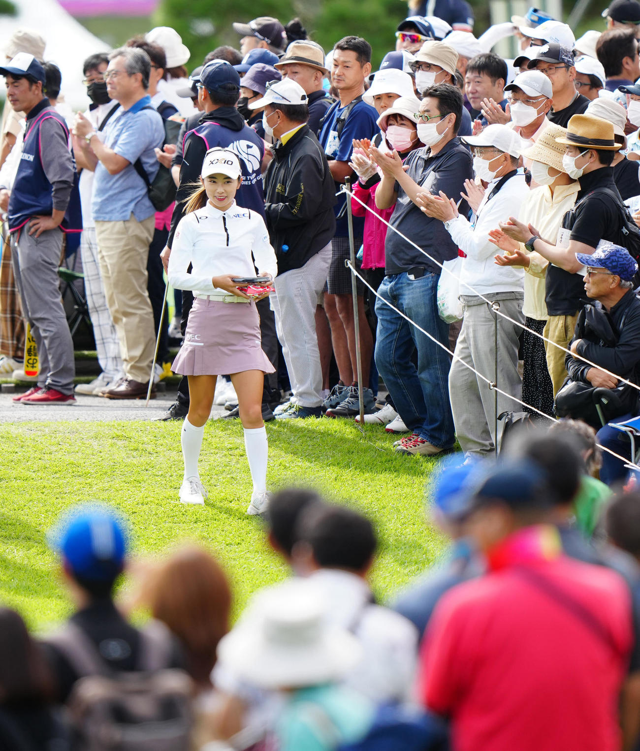 大勢のギャラリーが待つ中、1番に向かう安田祐（撮影・江口和貴）