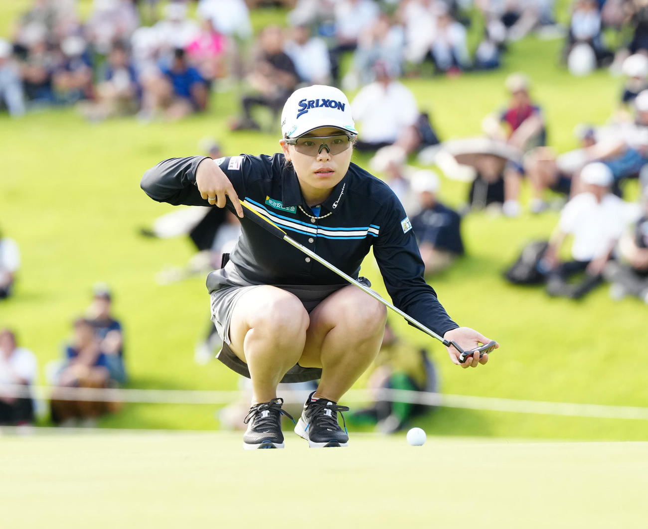 18番グリーンでラインを読む勝（撮影・江口和貴）