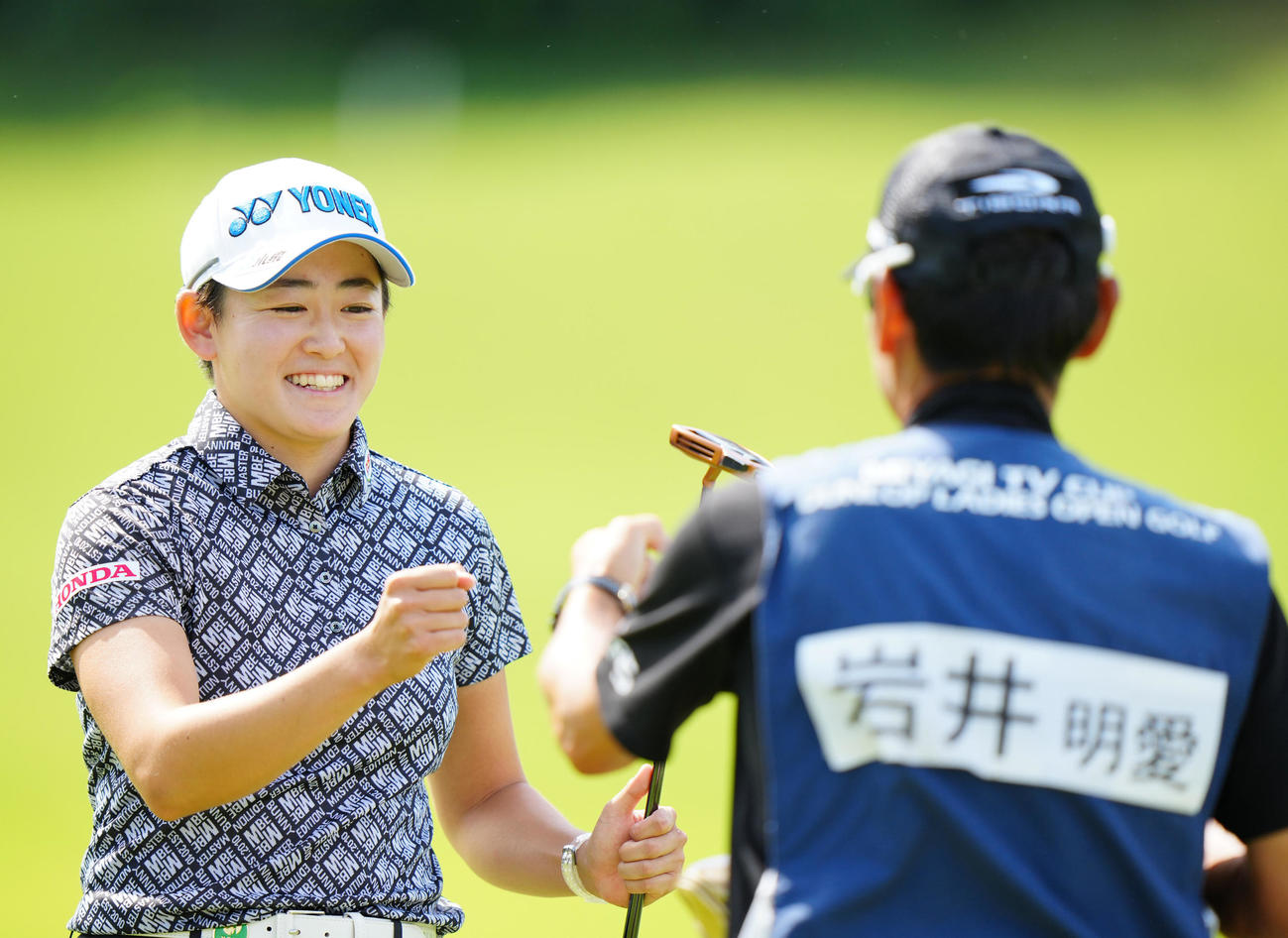 7番、バーディーパットを決め、笑顔を見せる岩井明（撮影・江口和貴）