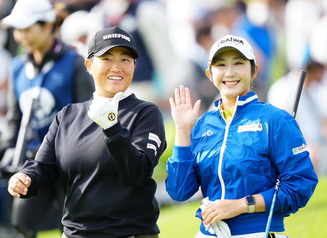1番、手を振る工藤遥（左）とペ・ソンウ（撮影・江口和貴）