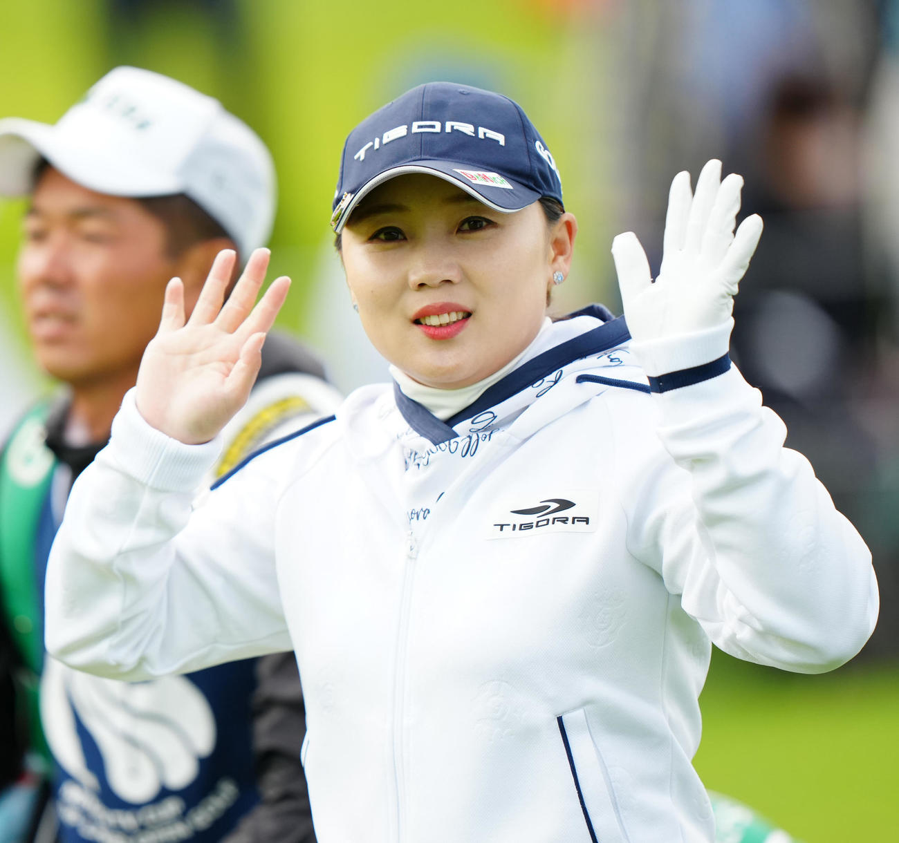 1番、手を振るイ・ナリ（撮影・江口和貴）