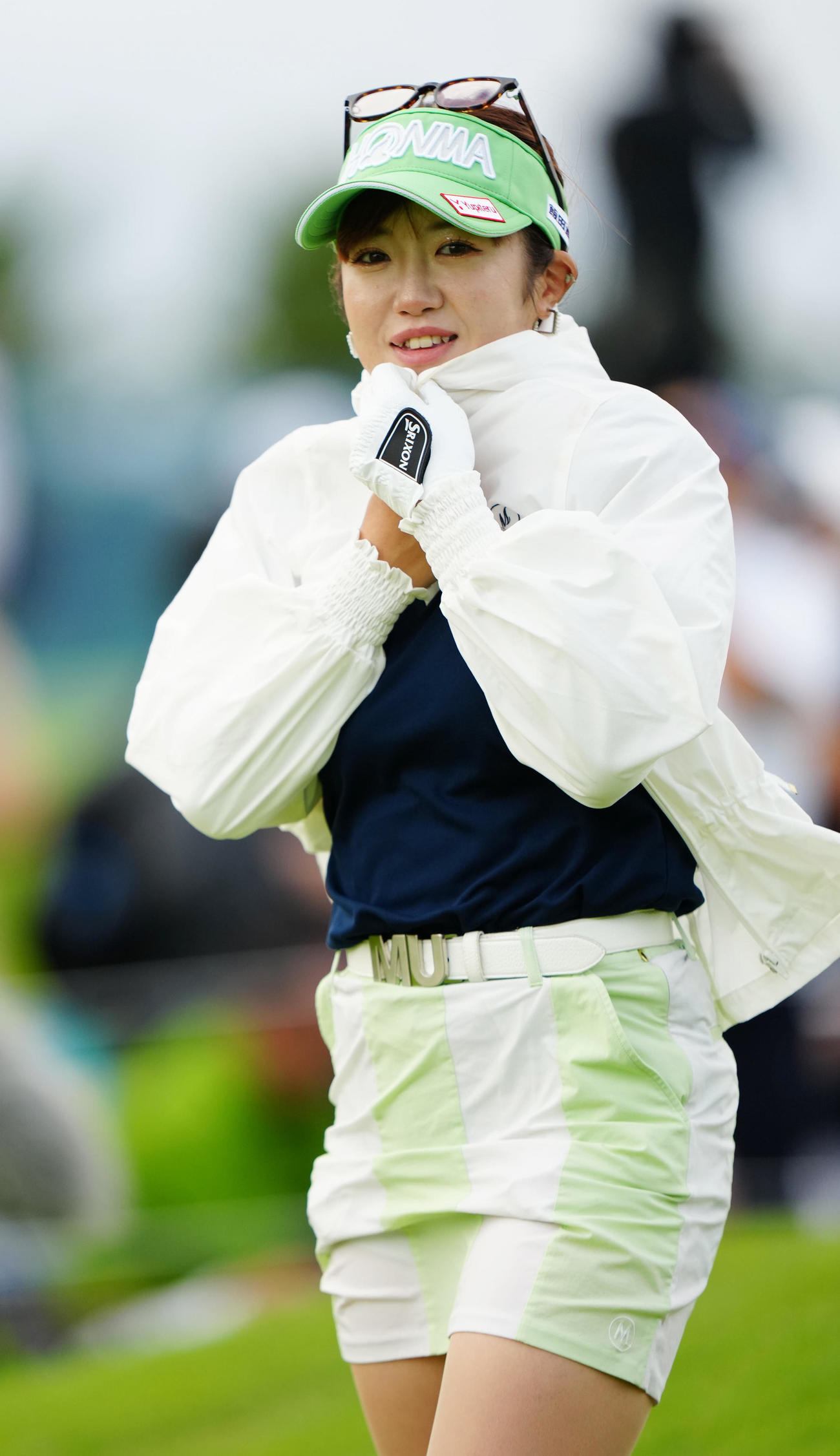 1番、早朝スタートで上着を羽織る林（撮影・江口和貴）