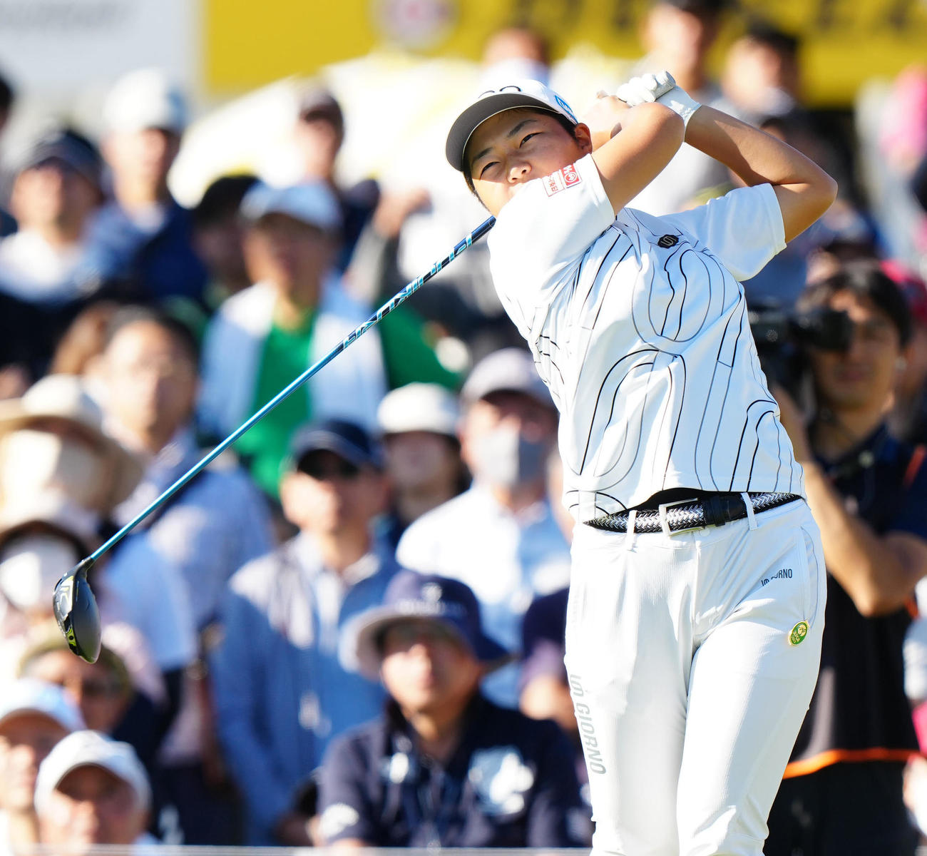 1番、ティーショットを放つ宮沢（撮影・江口和貴）