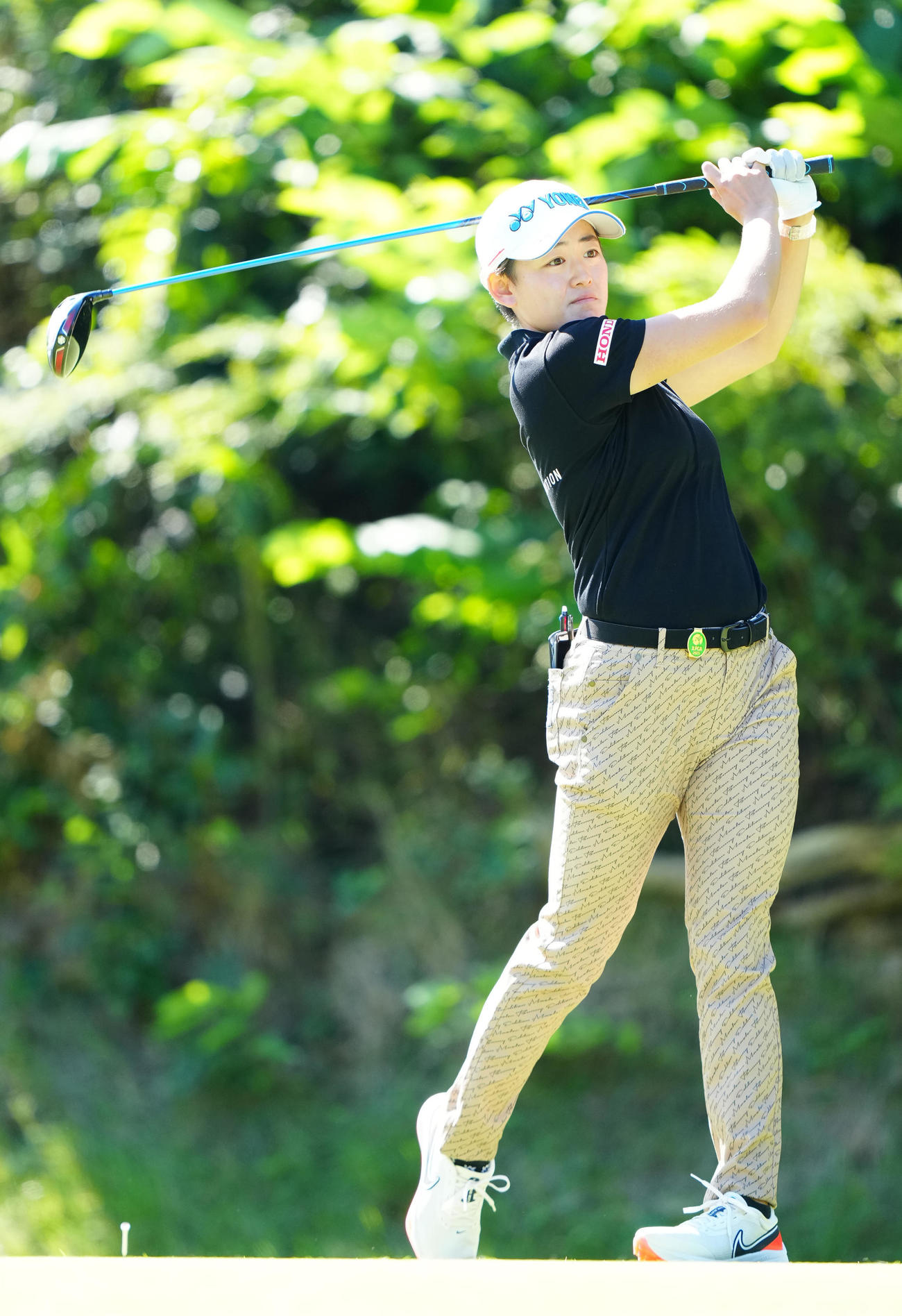 2番、ティーショットを放つ岩井明（撮影・江口和貴）